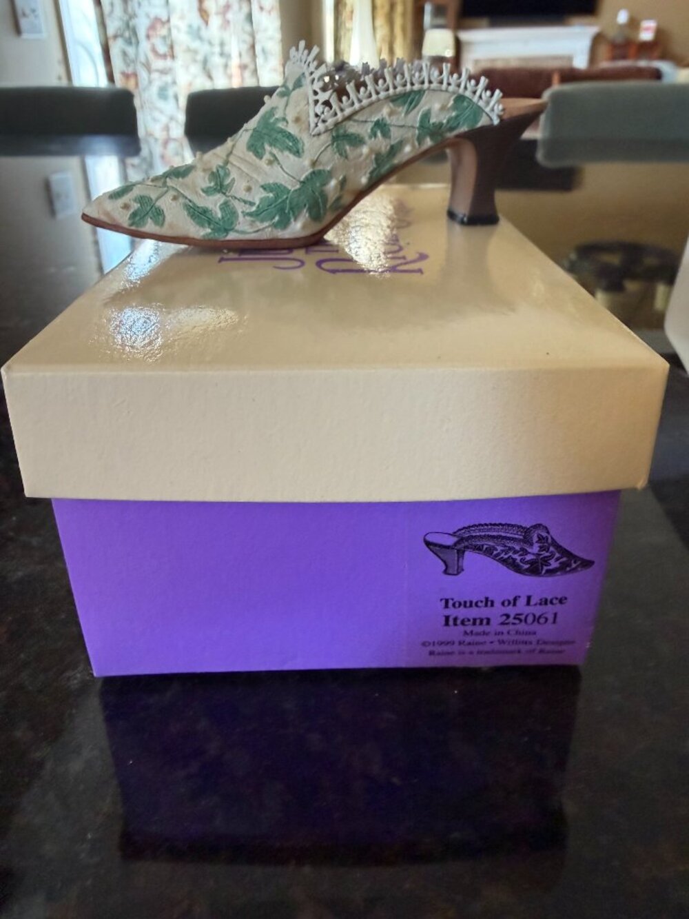 ust the Right Shoe Touch of Lace 25061 Figurine Box Vintage Green Mule